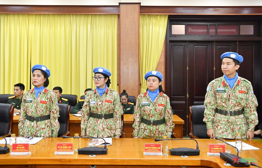 /UploadStore/admin/231210 Trao QD cua CTN cho si quan di thuc hien nhiem vu GGHB/06.jpg